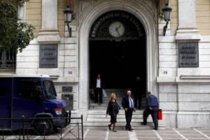 Fotografía de la entrada de una sucursal del Banco Nacional de Grecia en Atenas, Grecia. EFE/Archivo