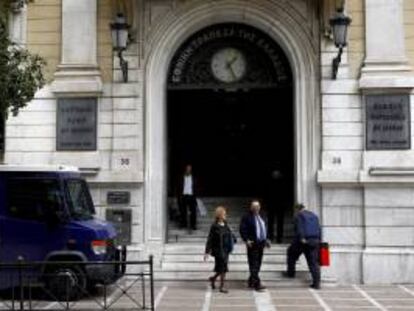 Fotografía de la entrada de una sucursal del Banco Nacional de Grecia en Atenas, Grecia. EFE/Archivo