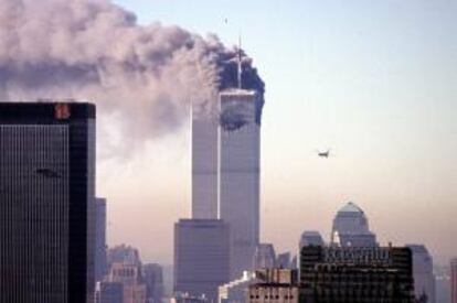 El 11 de septiembre de 2001 un avión de American Airlines y otro de United pilotados por terroristas chocaron contra las Torres Gemelas, en el mayor atentado terrorista de la historia con alrededor de 3.000 víctimas mortales en el Bajo Manhattan. EFE/Archivo
