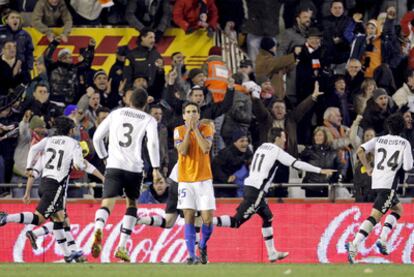 Los jugadores del Valencia celebran el último gol