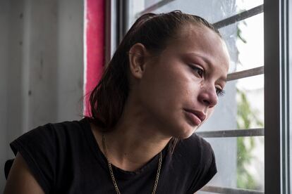 Jacqueline tiene 14 años. Huye de la violencia de San Pedro Sula (Honduras), uno de los lugares más violentos del mundo. Quiso escapar de las maras (pandillas), la pobreza y la falta de oportunidades. Su sueño era reencontrase con su hermana, también menor, que había migrado a México. Jacqueline migró sola y llegó a México desde Guatemala. Al llegar allí se encontró con su hermana en Tapachula. Feliz por empezar una nueva vida, comenzó a buscar una habitación para instalarse y concertó una visita para alquilar una. Cuando llegó la rodearon varios hombres y la violaron. Se entregó a la policía y acabó en el centro de menores. Jacqueline y su hermana han sido deportadas. Jacqueline, tras la violación, desechó el sueño de migrar. Sus ilusiones se han desvanecido y ha decidido volver a casa.