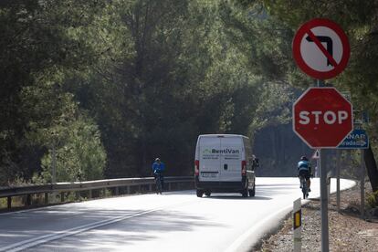 Una línea continua o una franja más amplia para separar carriles son algunas de las recomendaciones que la DGT propone a la Junta de Andalucía para dar solución al problema