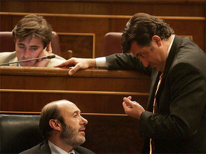 Joan Puigcercós (de pie) conversa con Alfredo Pérez Rubalcaba.