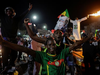 Seguidores de los líderes opositores senegaleses Sonko y Diomaye Faye celebran su puesta en libertad en las calles de Dakar, este jueves 14 de marzo por la noche.