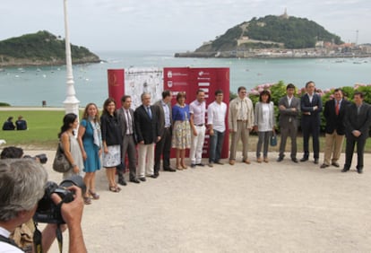 Representantes del Ayuntamiento, Diputación y Gobierno vasco y los patrocinadores de la Quincena, en Miramar.