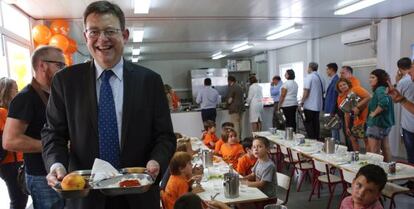 El presidente de la Generalitat, Ximo Puig, en el comedor del colegio de Primaria Cremona de Alaquàs.