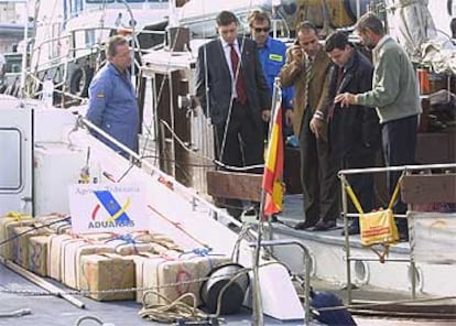 El juez Vázquez Taín, en el centro de la imagen, a bordo de un barco con droga intervenido por la policía en 2001.
