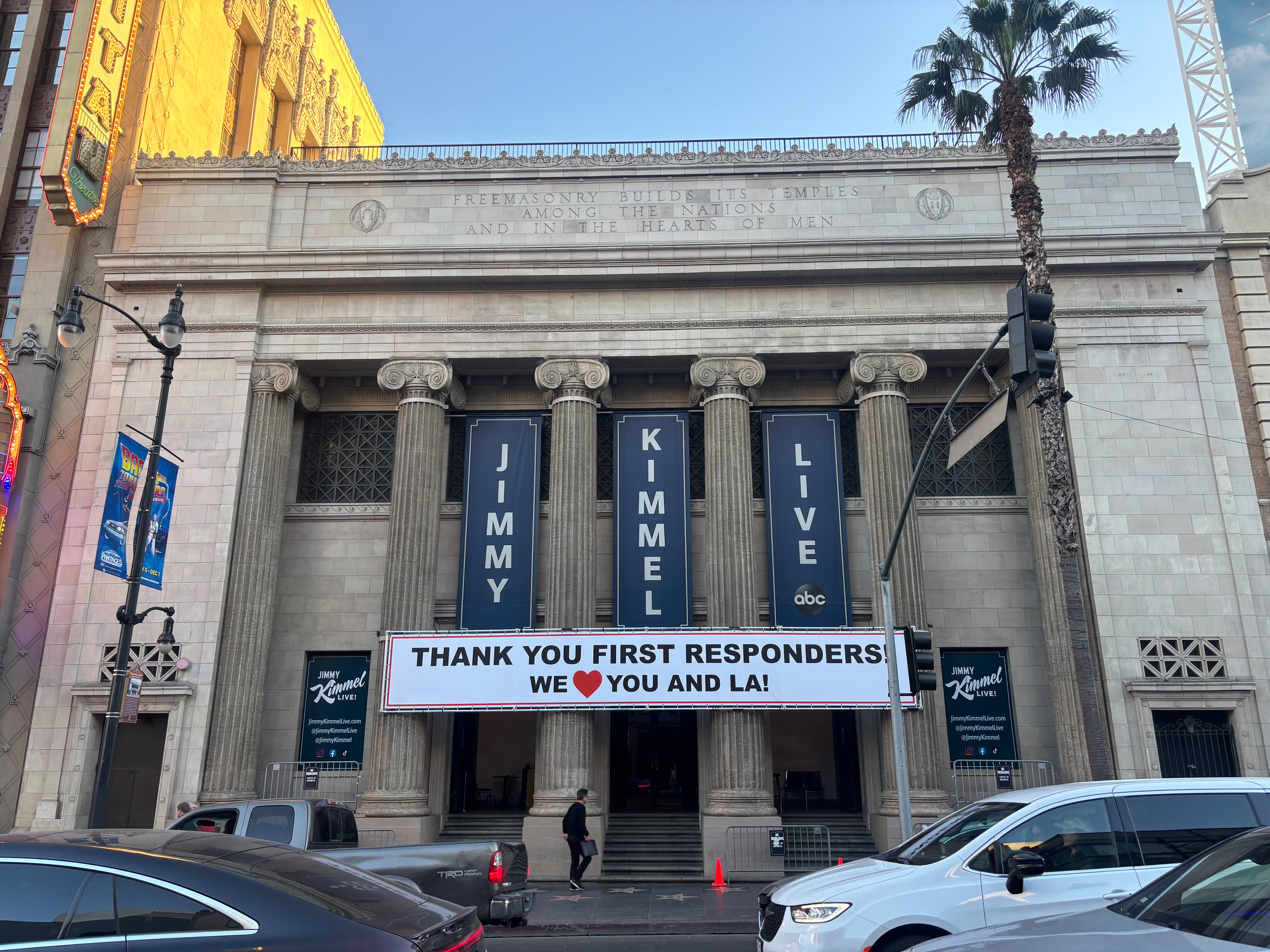 El teatro donde Jimmy Kimmel graba su programa a diario, con un cartel en agradecimiento a los servicios de emergencia y a la ciudad de Los Ángeles, en el Paseo de la Fama de Hollywood, el 14 de enero de 2025.