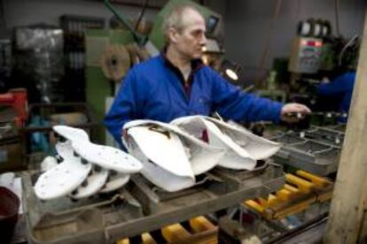 La producción manufacturera en España continuó cayendo en abril con lo que registró dos años de descensos ininterrumpidos. EFE/Archivo