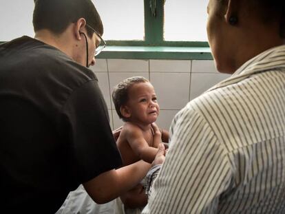 Un niño es examinado por un doctor en Venezuela, en una imagen de archivo.