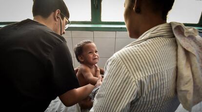 Un niño es examinado por un doctor en Venezuela, en una imagen de archivo.