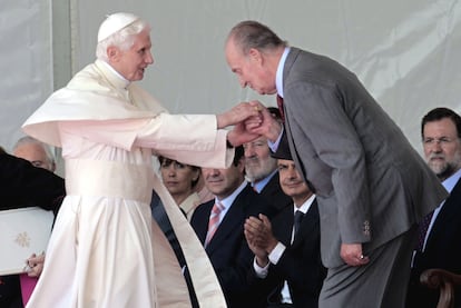 El Rey se inclina ante el Papa tras la llegada de este último al aeropuerto de Barajas, ante las miradas de Zapatero, Rajoy y Bono.