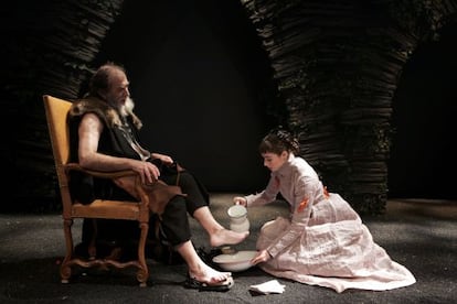 Ramón Barea, como Don Juan Manuel Montenegro, y Rebeca Matellán, como Sabelita, en una escena de 'Montenegro'.