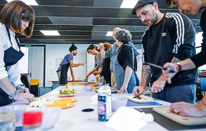 Varios profesores asisten a una clase efímera de cocina impartida por Garúa en La Casa Encendida de Madrid. 