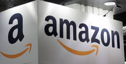 Logotipo de Amazon en una feria de emprendedores en París.