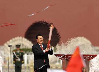 El presidente chino, Hu Jintao, sostiene la antorcha olímpica ayer en la plaza de Tiananmen de Pekín.