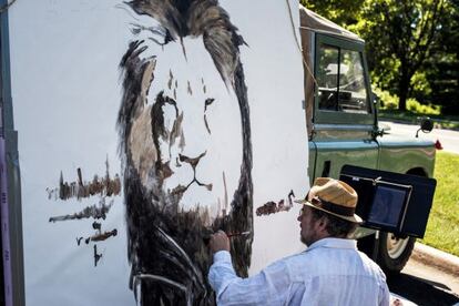 Un hombre de Bloomington (Minnesotta) pinta como protesta un retrato de ‘Cecil’ a las puertas de la consulta del dentista que mató al león.