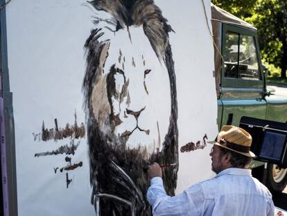 Un hombre de Bloomington (Minnesotta) pinta como protesta un retrato de ‘Cecil’ a las puertas de la consulta del dentista que mató al león.