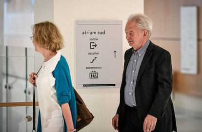 El ex director adjunto de France Telecom, Louis-Pierre Wenes, junto a la exadministradora de la compañía, Nathalie Boulanger, en el Tribunal de Perís, la pasada semana.