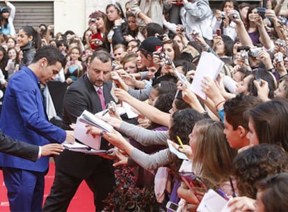 Mario Casas, aclamado en 2009 por sus fans en la alfombra roja en Málaga.