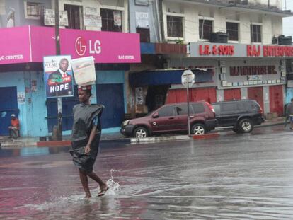 Uma rua do centro de Monrovia, Libéria. As chuvas torrenciais provocaram milhares de vítimas na África Ocidental desde junho.