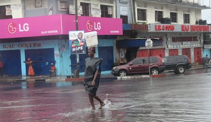 Uma rua do centro de Monrovia, Libéria. As chuvas torrenciais provocaram milhares de vítimas na África Ocidental desde junho.