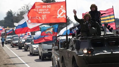 Desfile de motorizado con banderas para conmemorar el quinto aniversario de la anexión de la península de Crimea por parte de Rusia, en Sevastopol el 16 de marzo.
