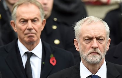 El l&iacute;der laborista, Jeremy Corbyn (derecha), y el ex primer ministro Tony Blair en un acto en Londres.