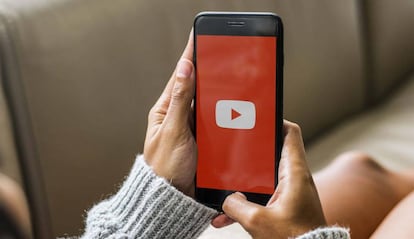 Uso de smartphone con YouTube