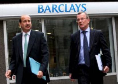 Un par de viandantes pasan delante de una sucursal del Barclays Bank. EFE/Archivo