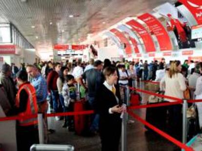 Un grupo de personas espera para hacer su registro en el terminal de la aerolínea Avianca, el pasado jueves 13 de septiembre de 2013, en Bogotá (Colombia).