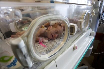 Varios bebés prematuros son tratados en el hospital de Rafah este domingo tras ser evacuados del hospital de Al Shifa en Gaza. 