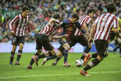 Messi, rodeado de defensas rojiblancos, en la jugada que culminó con su primer gol.