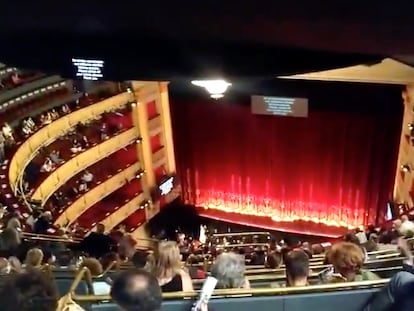 El Teatro Real, este domingo, cuando se ha suspendido la función ante las quejas del público.