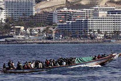 Una embarcación con 73 personas se acerca ayer al puerto de Los Cristianos, en Tenerife.