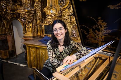 La clavecinista Irene González Roldán en la iglesia de San Luis de los Franceses, Sevilla, el 26 de marzo de 2025.