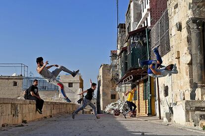 Jóvenes sirios hacen parkour en Alepo (Siria).