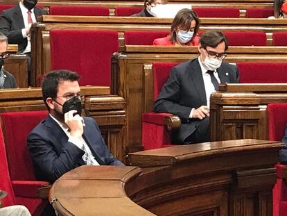 El presidente del Govern, Pere Aragonès, en el pleno del Parlament, con Salvador Illa (PSC) al fondo, este miércoles