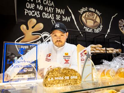 Diego Marín, ganador del Campeonato de España de Panadería Artesana, en su panadería obrador PanDemonium, en Vigo.