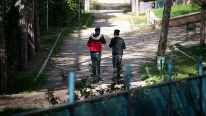 Dos menores, en la residencia de primera acogida en Hortaleza (Madrid), en 2019.