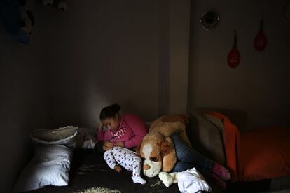Iseth, ecuatoriana de 22 años, amamanta a su bebé mientras espera que se produzca el desalojo del piso donde viven en Madrid.