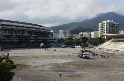 Hospital de campanha sendo montado ao lado do Maracanã, no Rio de Janeiro.