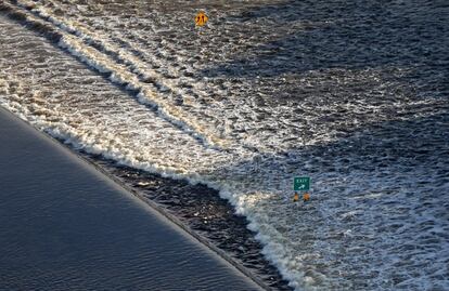 El agua atraviesa una autopista de Beaumont, el 31 de agosto.