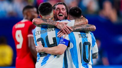 Lionel Messi abraza a Enzo Fernández y Rodrigo de Paul tras anotar el 2-0.