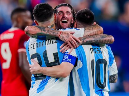 Lionel Messi abraza a Enzo Fernández y Rodrigo de Paul tras anotar el 2-0.