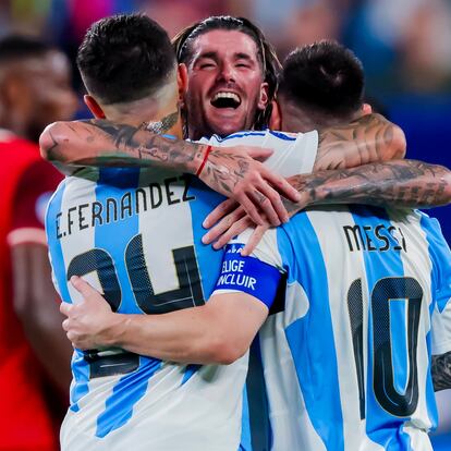 Lionel Messi abraza a Enzo Fernández y Rodrigo de Paul tras anotar el 2-0.