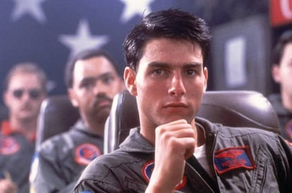 <strong> O que achamos na época.</strong> O filme mais bacana do mundo. Os óculos de aviador entraram na moda graças a Tom Cruise (que havia feito o mesmo com os óculos Ray-Ban Wayfarer, ao usá-los três anos antes em ‘Negócio Arriscado’), e a amizade masculina demonstrou que podia ser sensível: aqui nasceu o ‘bromance’. </p> <strong>O que é na verdade.</strong> Um filme que mudou Hollywood. Seu mastodôntico sucesso de bilheteria provou que os filmes não necessariamente precisavam ser uma história; também podiam ser um produto. A marca? Os Estados Unidos. O ingrediente? A adrenalina. O objetivo? Despertar sensações (de nenhum modo narrativas) de exaltação patriótica, masculinidade hiperbólica mas acessível e vontade de se alistar no exército. Portanto, foi filmada como um anúncio de cerveja, de jeans ou de óculos escuros. Uma euforia contagiosa que esconde que ‘Top Gun’ não tem intenção de ser um filme de verdade porque o que deseja é vender um conceito. Veremos se a sequência, que estreia em 2019, consegue nos convencer novamente.