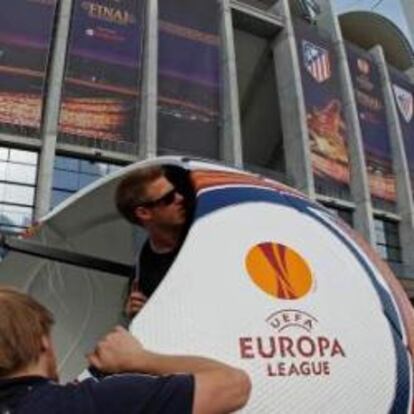 Preparativos finales en el National Arena de Bucarest antes de la final de la Europa League entre el Atlético de Madrid y el Athletic de Bilbao el 9 de mayo de 2012.