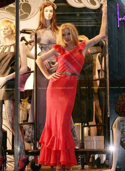 Kate Moss, arriba, luce un modelo de H&M.