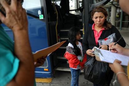 Eso se debe en gran parte a que existen restricciones legales sobre quién puede ser detenido y por cuánto tiempo, debido a la escasez de camas y a la sentencia judicial que limita la permanencia de mujeres y niños bajo custodia a 21 días. En la foto, una migrante junto a su hija se preparan para coger el autobús tras ser liberadas del centro de detención de McAllen, Texas, el 9 de mayo del 2017.